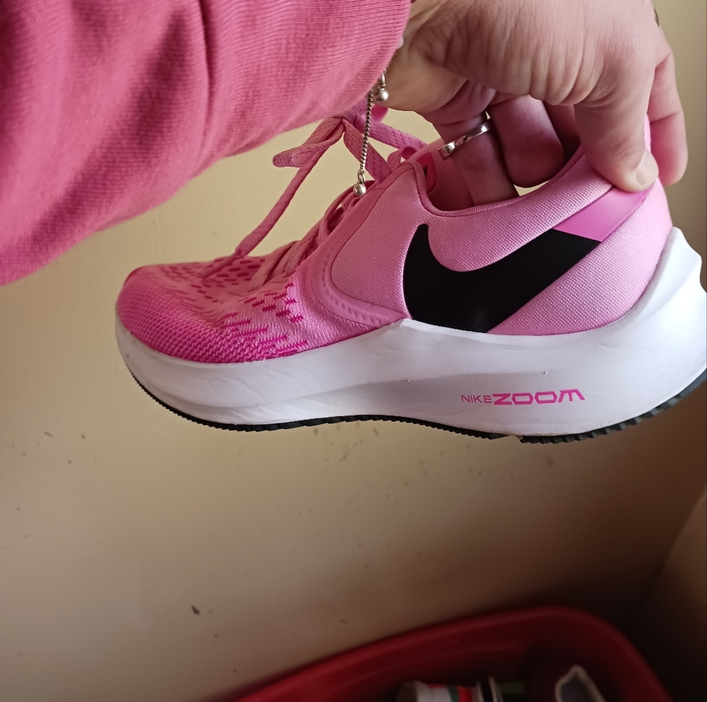 LIKE NEW* NIKE sneakers